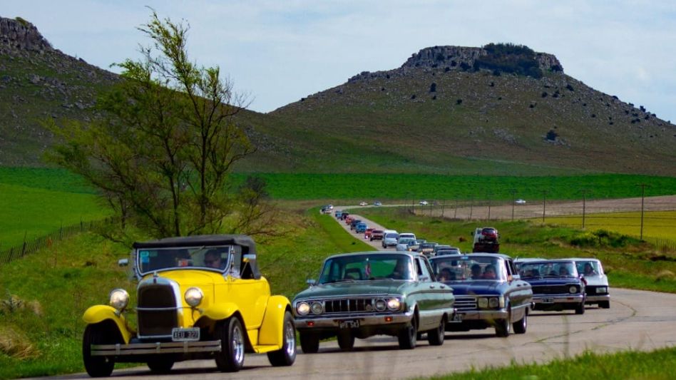 Caravana de autos clásicos en el Museo Emiliozzi