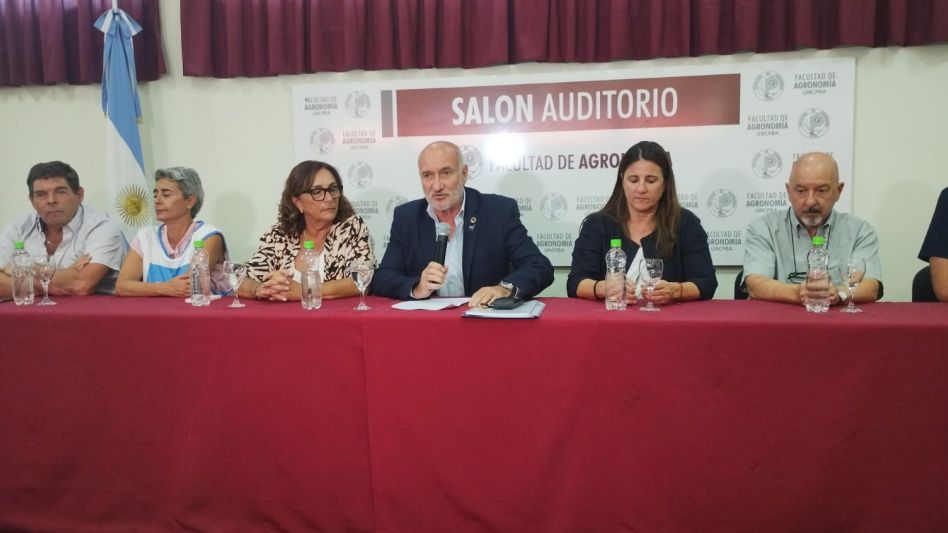 El rector de la UNICEN, Marcelo Aba, encabezó este mediodía la conferencia de prensa que se realizó en el Campus Azul.    NICOLAS MURCIA