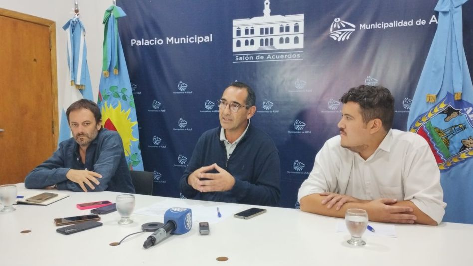 El intendente Nelson Sombra junto a dos de sus funcionarios durante la conferencia de prensa que se hizo este viernes en el Salón de Acuerdos de la Comuna.    NICOLAS MURCIA