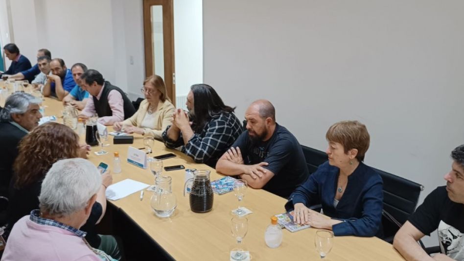 Gremios docentes aceptaron la oferta de Provincia, aunque la debatirán con sus bases