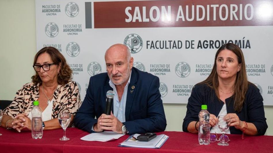 El rector de la UNICEN, Marcelo Aba, durante un tramo de la conferencia de prensa que se realizó el viernes pasado en el Campus Azul.    NICOLAS MURCIA