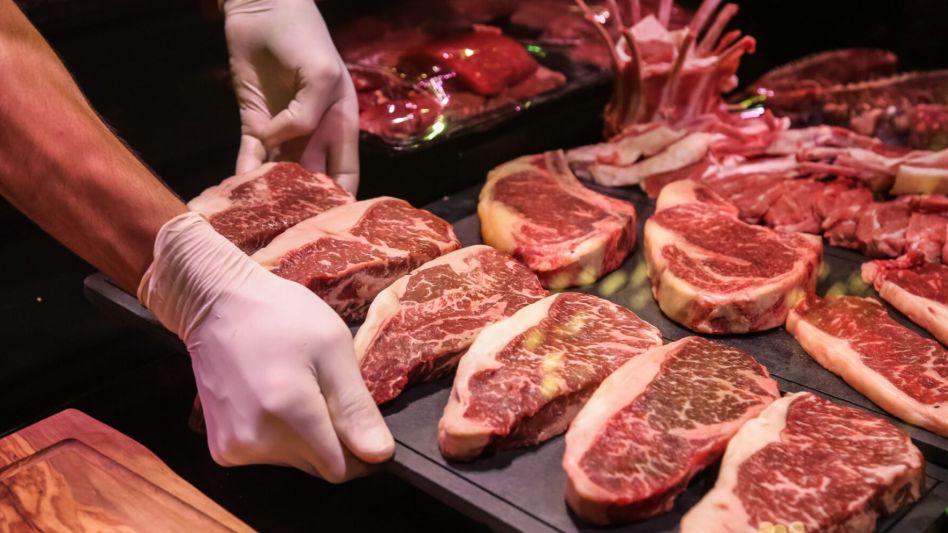 Los salarios promedio caen debajo de la línea de pobreza y se derrumba el consumo de carne