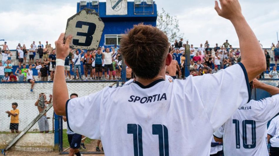 La liga azuleña arrancó con algunas sorpresas. La primera fue el gran triunfo de Cemento frente a Chacarita. La figura fue Salvador Callejo, quien marcó un doblete. FOTO N. MURCIA