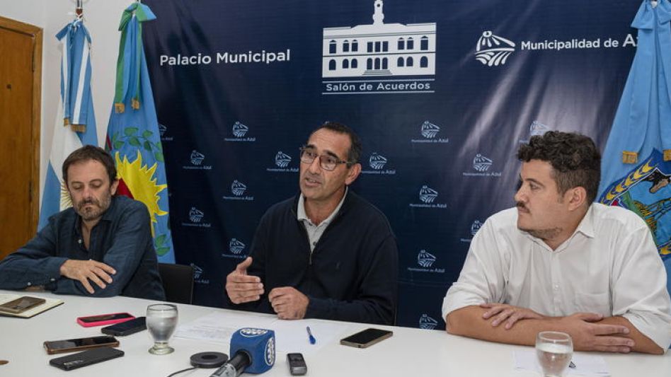 El secretario de Salud, Hernán Combessies, el intendente Nelson Sombra y el subsecretario de Ingresos Públicos, Santiago Uriarte. NICOLAS MURCIA