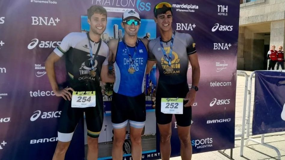 El podio masculino del Asics Sprint Triatlón, donde el azuleño Gerónimo Dhereté se encuentra en el centro. Foto gentileza Marcelo Solari.