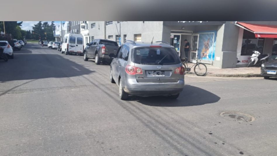 Según versiones de testigos, el conductor de la bicicleta iba en contramano cuando esta colisión sucedió en Lavalle y Belgrano. FOTO: CPA/PBA