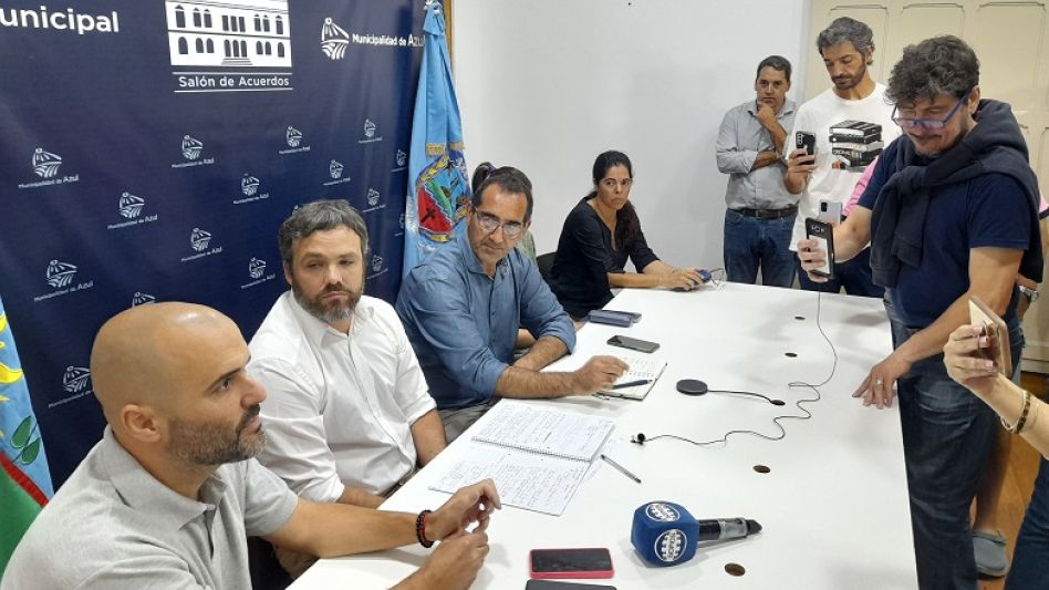 El intendente Nelson Sombra brindó este martes al mediodía un informe sobre la situación hídrica del Partido de Azul.    AGUSTÍN SCALCINI