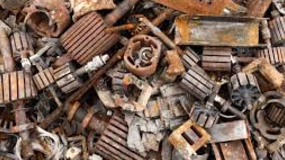 ¿Cuál es el proceso típico de operación y mantenimiento de una compactadora de chatarra?
