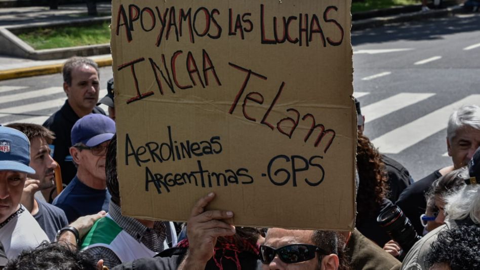 Cierran dos organismos nacionales, echan a 900 empleados y preparan otra ola de despidos