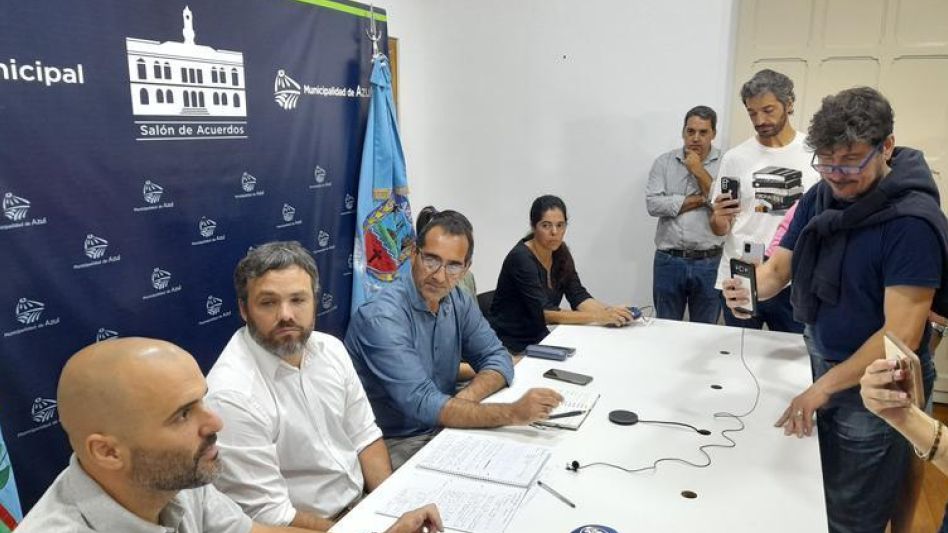 El intendente Nelson Sombra junto a funcionarios del Ejecutivo y la referente del IHLLA, durante la conferencia de prensa que se realizó ayer al mediodía en el Salón de Acuerdos del Palacio Municipal.