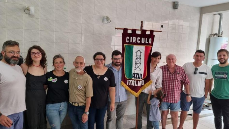 Miembros de la nueva comisión del Círculo, quienes sostienen el estantarte presidente Sergio Tomassetti y vicepresidente Francisco Bogliolo.    