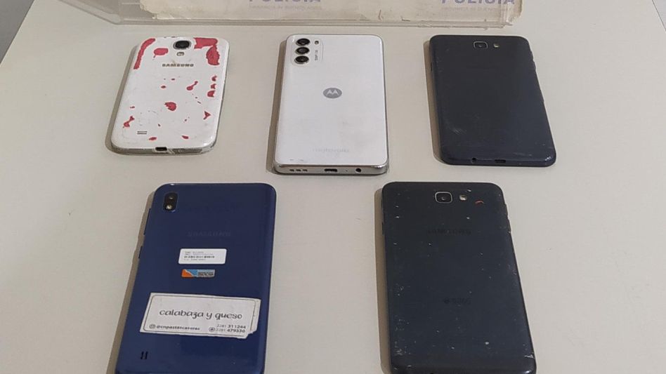 Teléfonos celulares. Los incautaron en los dos allanamientos que se hicieron en el marco de esta causa penal.