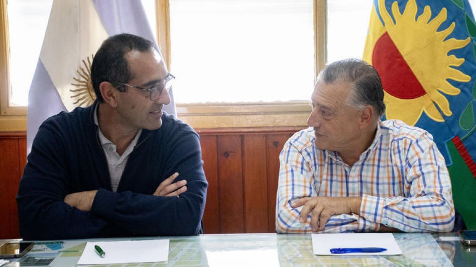 Los intendentes de Azul, Nelson Sombra, y de Las Flores, Alberto Gelené, durante el encuentro realizado ayer en Cacharí.  PRENSA MUNICIPAL