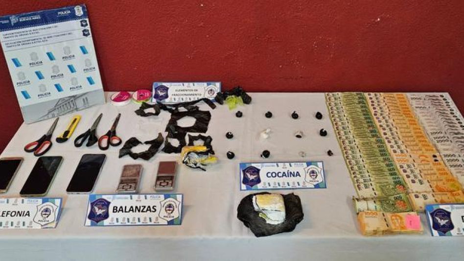 Cocaína, dinero, teléfonos y elementos utilizados para el fraccionamiento y venta de ese tipo de estupefaciente se hallaron en poder el encausado.