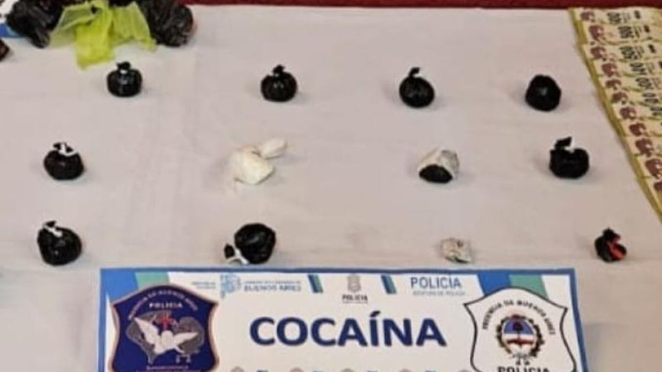 Más de doscientos gramos de cocaína, parte ya fraccionada en pequeñas dosis para su venta al menudeo, se secuestraron durante los allanamientos.