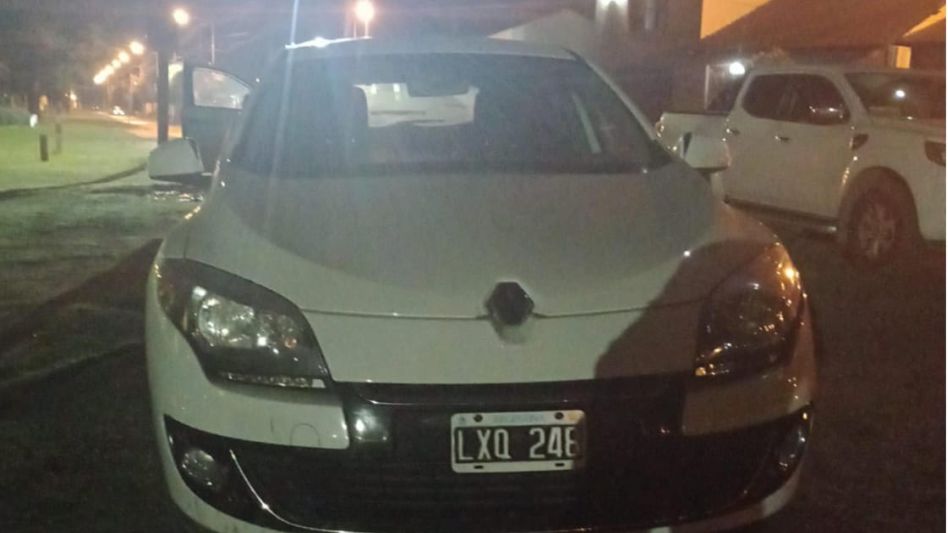Un Renault Megáne. Lo guiaba un joven que atropelló a un peatón en el cruce de las avenidas Mitre y Catriel. FOTO: CPA/PBA