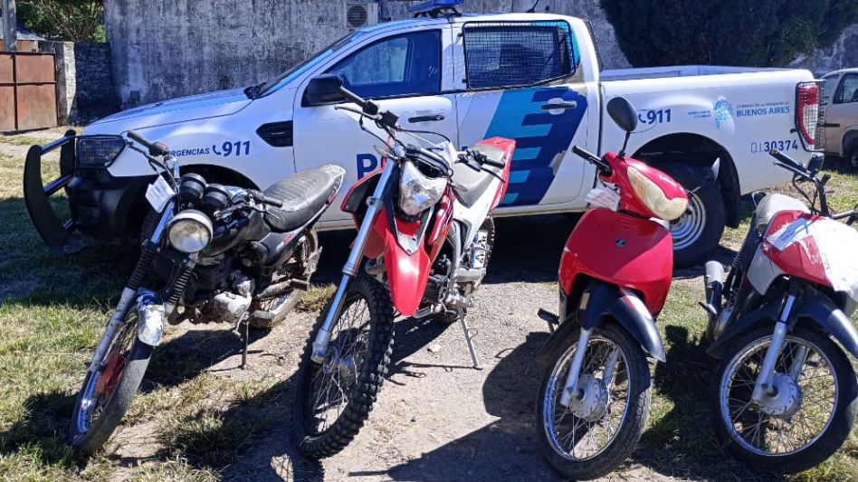 Las motos incautadas durante un operativo vehicular desarrollado en Cacharí. FOTO: SUBCOMISARÍA CACHARÍ/PBA