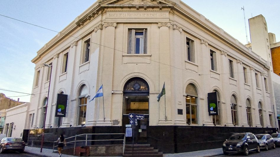 Los bancos que funcionan en Azul y en el resto de la provincia de Buenos Aires retomarán el horario de atención al público de 10 a 15 horas.  ARCHIVO/NACHO CORREA