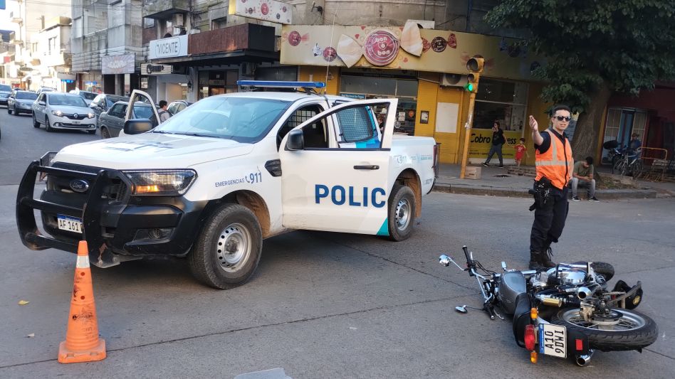 Una moto y un auto chocaron en el centro. El hombre que guiaba el rodado menor tuvo que ser hospitalizado. FOTOS: NACHO CORREA