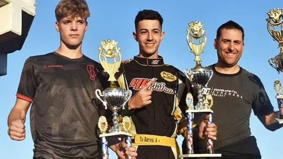 Leonardo Marotta entre los chillarenses Agustín Gelso y Eddie Leonetti. Foto: gentileza Miguel Angel.