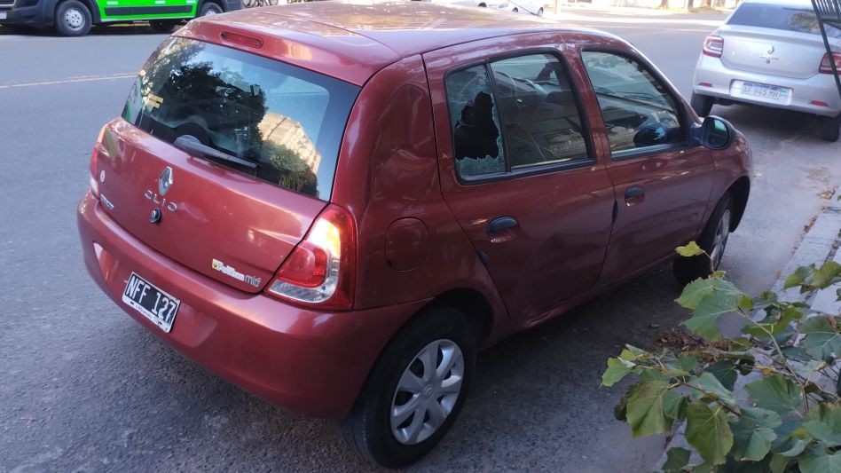 Un Renault Clío, que era guiado por un joven, fue el auto implicado en esta colisión.