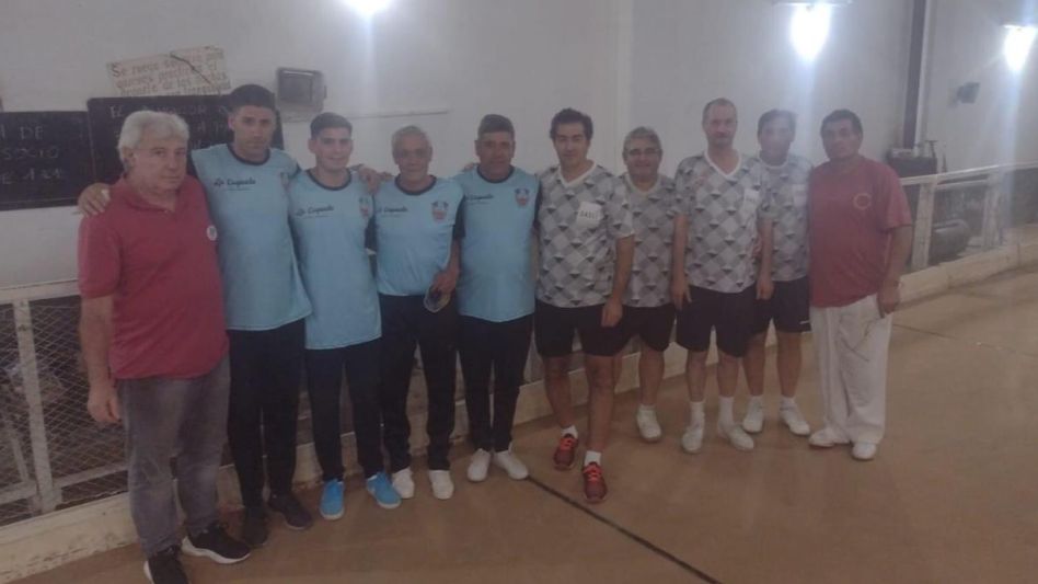Azuleños y tandilenses antes del primer partido del zonal. 