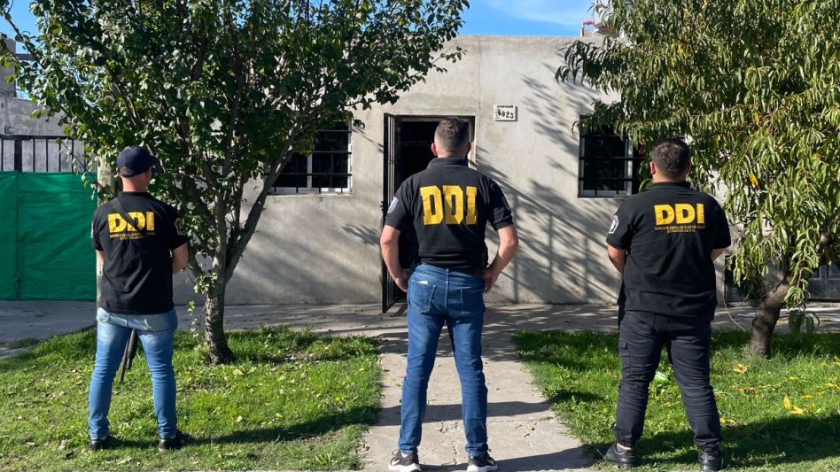 Una casa ubicada en la calle Azopardo de Olavarría fue el objetivo allanado por los efectivos de la DDI Azul. FOTO: DDI AZUL/PBA