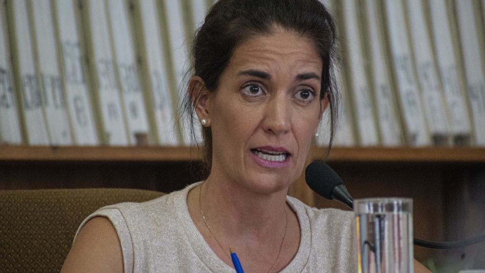 La concejal de UCR Azul, Pilar Álvarez, durante una de las sesiones que se realizó este año en el Concejo Deliberante de Azul.  ARCHIVO/NICOLAS MURCIA