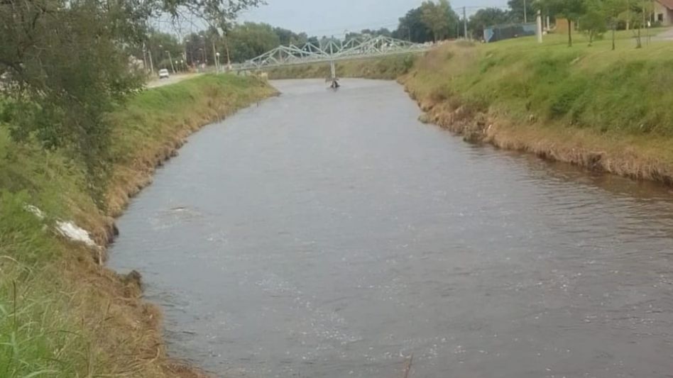 La mujer fue encontrada sin vida en el Arroyo Azul, cerca del puente que está en la ex calle Tucumán. FOTO: CPA/PBA