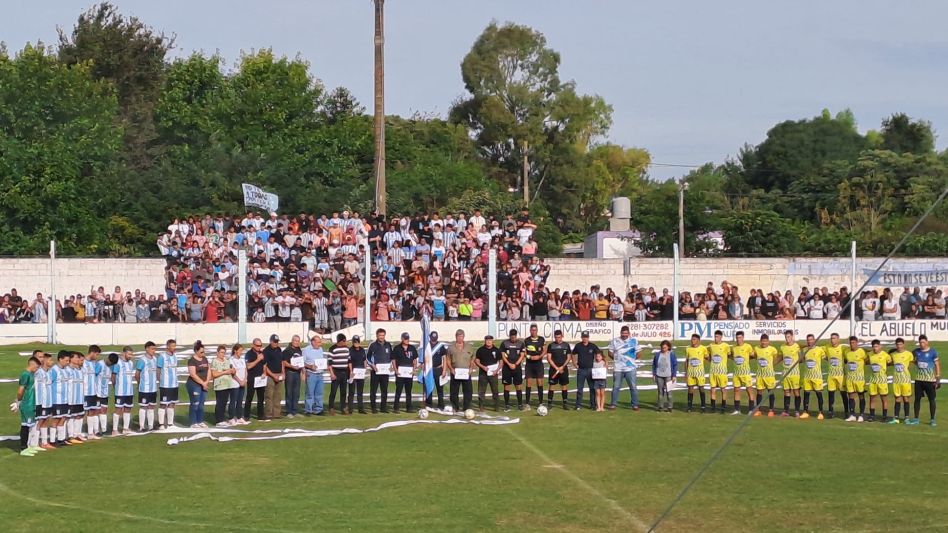 El clásico de Tapalqué terminó 3-3 en el estadio Andrés P. Hargain, donde también se conmemoró nuevo aniversario por el Día del Veterano y de los Caídos en la Guerra de Malvinas. Foto: FM Encuentro
