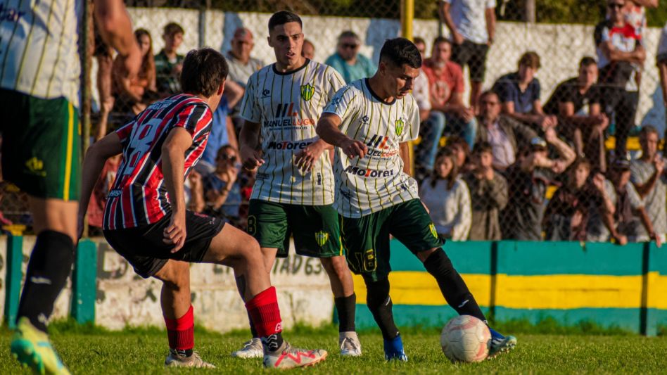 Sin jugar bien, Sportivo Piazza venció el pasado lunes sobre la hora a Chacarita Juniors por 3 a 2 en su cancha. Foto: Nicolás Murcia.