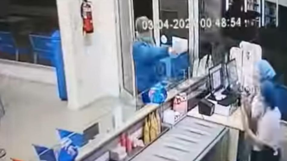 El autor del robo en la heladería tenía su rostro parcialmente cubierto. Se llevó algo más de 7.000 pesos. CAPTURA DE VIDEO