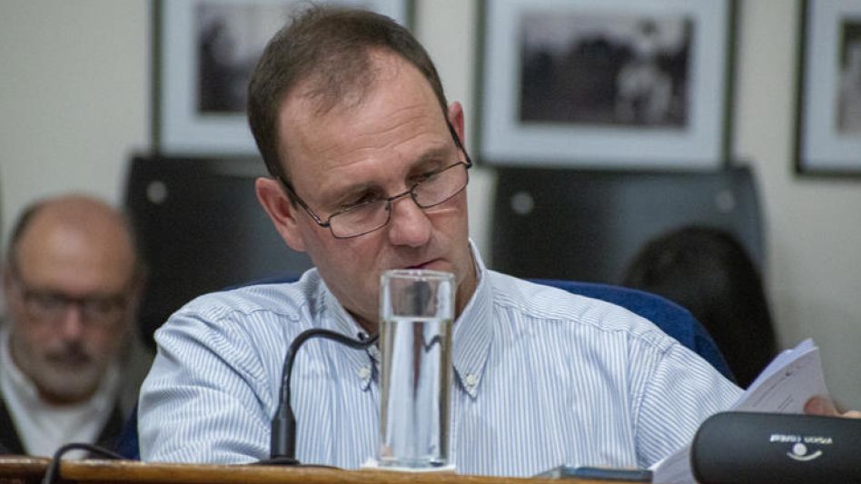 El concejal Juan Louge se refirió al proyecto de Comunicación que se presentó desde el bloque de Podemos Azul. NACHO CORREA  