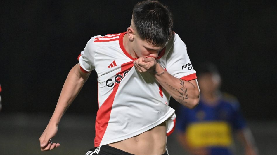 El prometedor enganche de 16 años jugó por primera vez en la Reserva, ya que salteó ese paso para llegar al equipo profesional del conjunto Millonario. Foto: gentileza Twitter River.