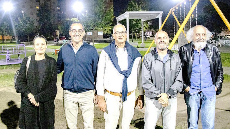 Autoridades municipales y de Cooperativa Eléctrica durante la presentación de las luminarias en plazas Francia y Ameghino.  PRENSA MUNICIPAL