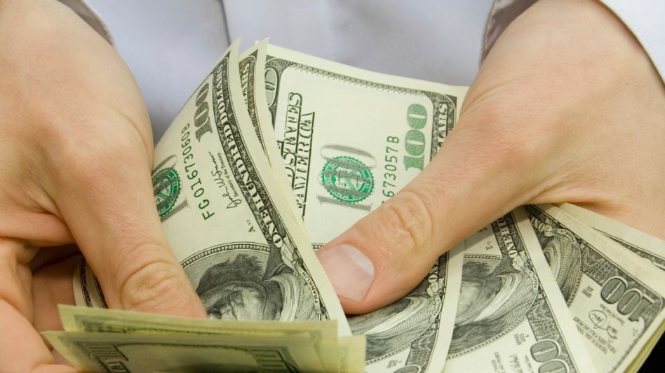 El dólar blue traspasó el piso de los mil pesos y también bajan los financieros