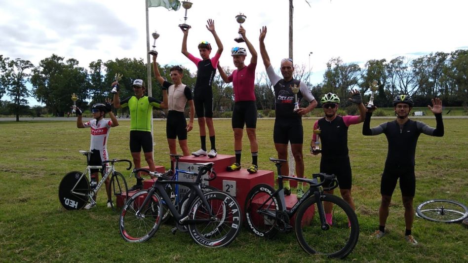 Todos los ganadores en la pista de Tandil. Foto: gentileza EL CICLISMO NO ES LOCURA ES PASION