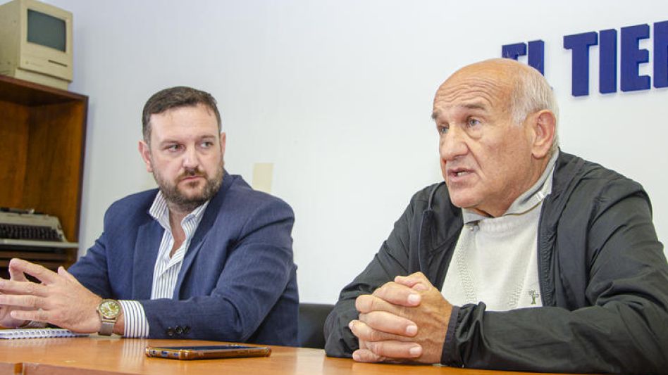 El Jefe Regional de la UGL XXX de PAMI Pablo Disalvo y el coordinador médico Antonio Agosta ayer cuando visitaron la redacción de diario EL TIEMPO.    NACHO CORREA