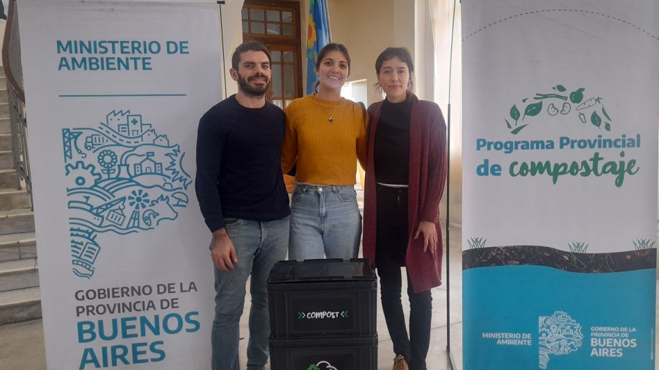 Sergio Magazzini, Natalia Lehrmann y Clara Cárdenas hablaron con diario EL TIEMPO sobre el taller de compostaje que se realizó esta tarde en la Escuela 17.