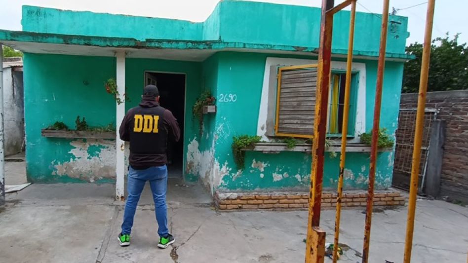  Policías de la DDI Azul hicieron cuatro allanamientos. En dos de esas diligencias se hicieron efectivas las detenciones. DDI AZUL/PBA 