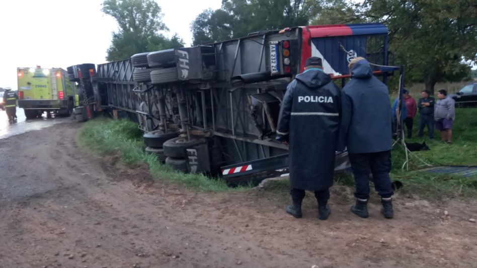 El siniestro vial se produjo alrededor de la hora 18 de hoy jueves a la altura del kilómetro 300 de la Ruta 3. FOTO: VIAL AZUL/PBA