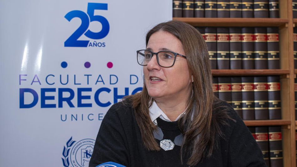 La decana Laura Giosa invitó ayer a toda la comunidad de Azul a las actividades que se realizarán esta tarde por el 25 aniversario de la creación de la Facultad de Derecho de la UNICEN. N. Murcia