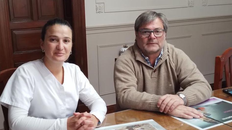 La doctora Alejandra Pernazza y el titular de la AECA, durante el anuncio de la jornada de donación voluntaria de sangre.