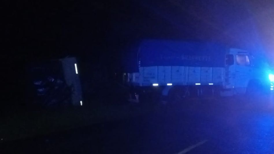 A causa del choque, el acoplado del camión quedó volcado sobre uno de sus laterales. FOTO/VIAL AZUL/PBA