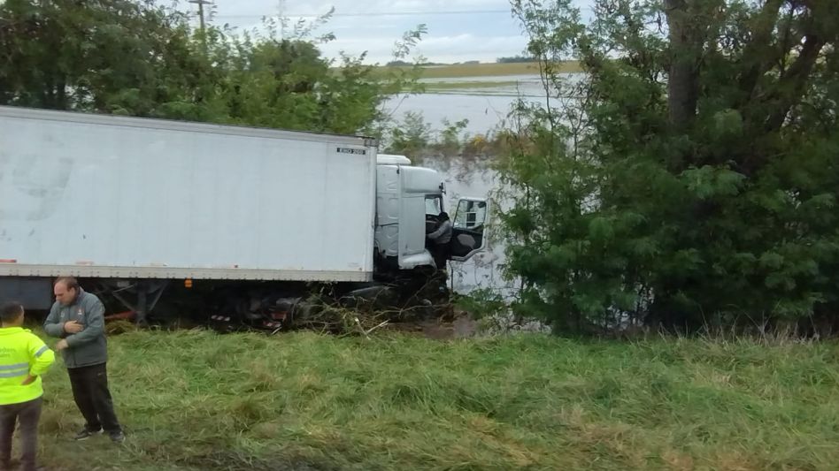 Se despistó un camión cerca del puente que está en Parish