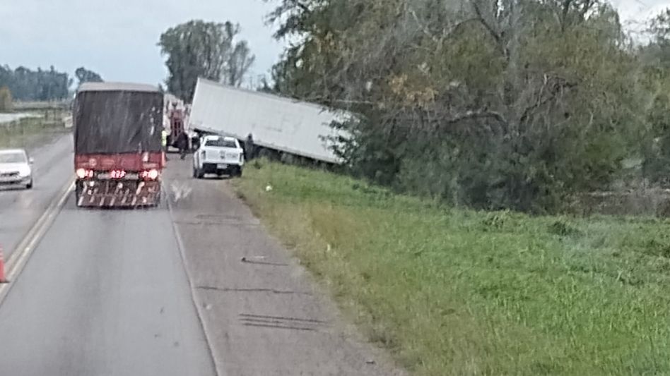 Se despistó un camión cerca del puente que está en Parish