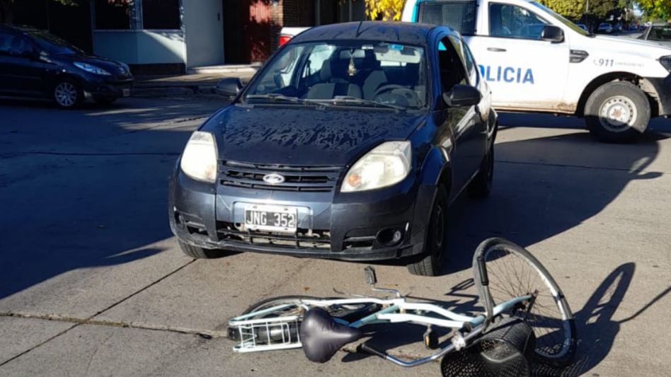 En Rauch y Malére se produjo este siniestro vial por el que una mujer, que iba en bicicleta, tuvo que ser llevada al Pintos. FOTO: CPA/PBA