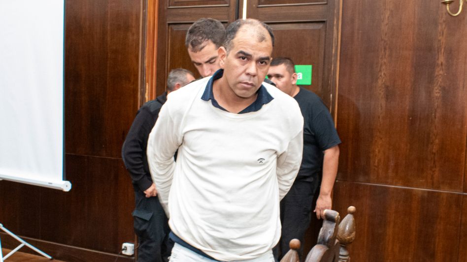 El declarado autor de estos abusos, cuando ingresaba a la sala de debates para conocer lo resuelto por el jurado. FOTO: NACHO CORREA