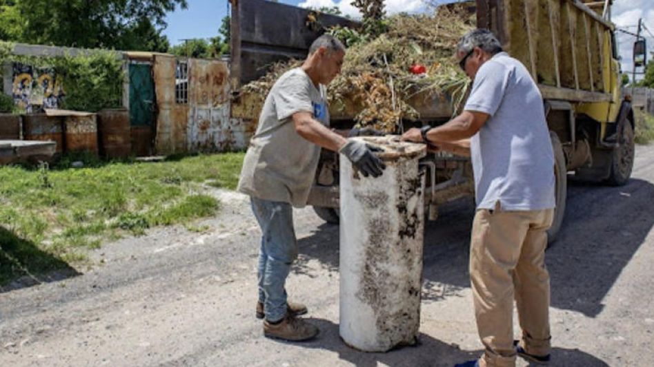 Trabajadores municipales realizando tareas de descacharreo en un sector de esta ciudad.    ARCHIVO/PRENSA MUNICIPAL