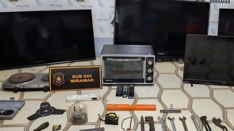 General Alvarado: policías detenidos por robar una casa y llevarse el botín en el patrullero
